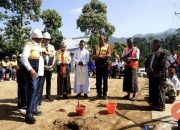 Proyek Peningkatan Jalan Raong-Woko-Ledu-Wirung Di Sambut Antusias Masyarakat Elar Selatan.