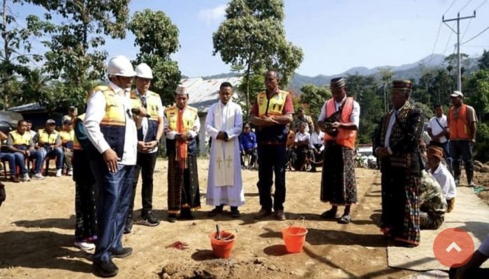 Proyek Peningkatan Jalan Raong-Woko-Ledu-Wirung Di Sambut Antusias Masyarakat Elar Selatan.