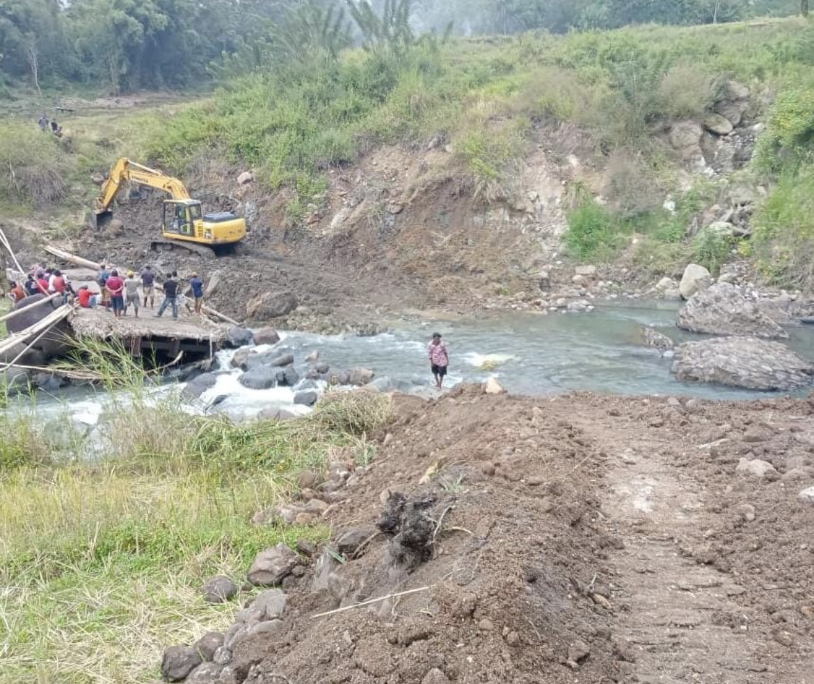 Warga Desa Mokel Morid Apresiasi Terkait Pekerjaan Pelebaran Jalan Eduk-Wae Mokel.