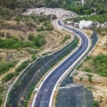 PPK Pastikan Kerusakan Beberapa Item Pengerjan Jalan Peti Kemas–Wae Kelambu Masih dalam Masa Pemeliharaan
