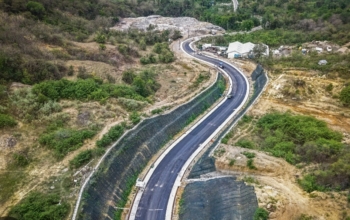 PPK Pastikan Kerusakan Beberapa Item Pengerjan Jalan Peti Kemas–Wae Kelambu Masih dalam Masa Pemeliharaan