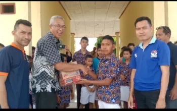 Rayakan HUT ke-14, Partai NasDem Manggarai Timur Tebar Kepedulian di SLBN Borong