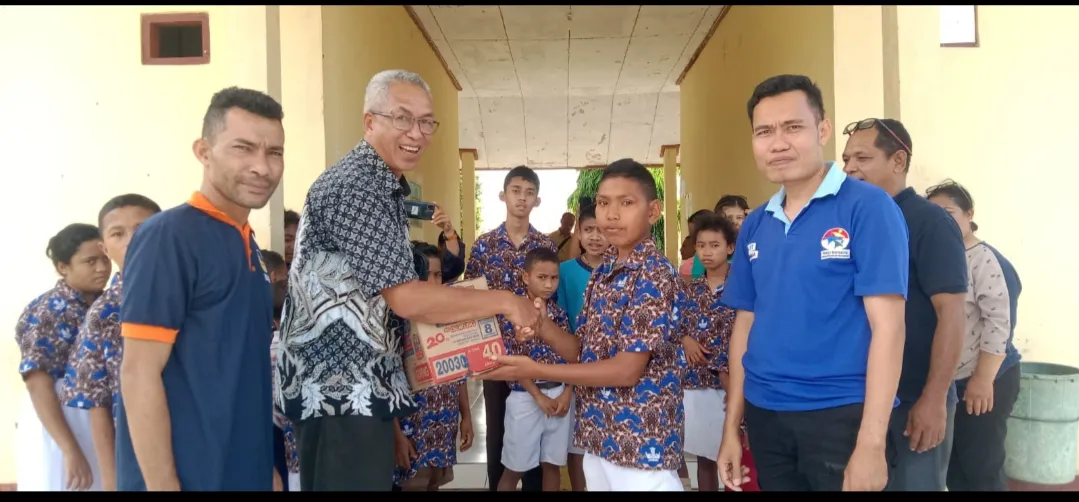 Rayakan HUT ke-14, Partai NasDem Manggarai Timur Tebar Kepedulian di SLBN Borong